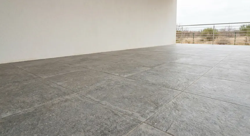 Terrasse vide avant aménagement extérieur par IA