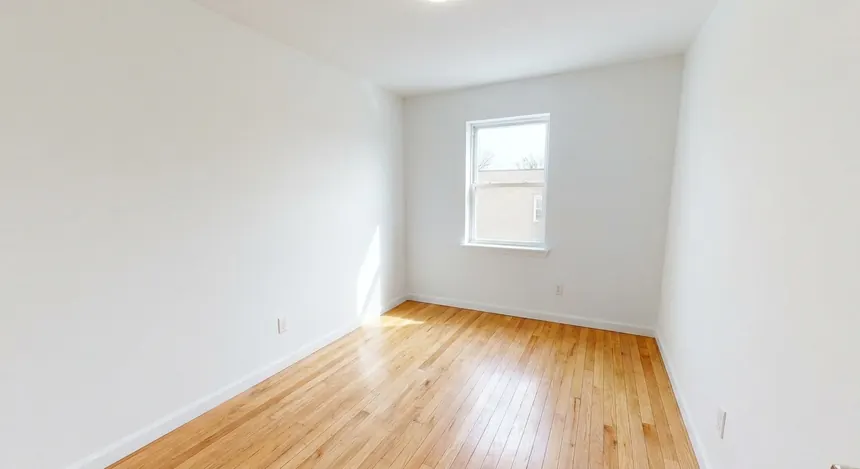 Chambre vide avant home staging IA